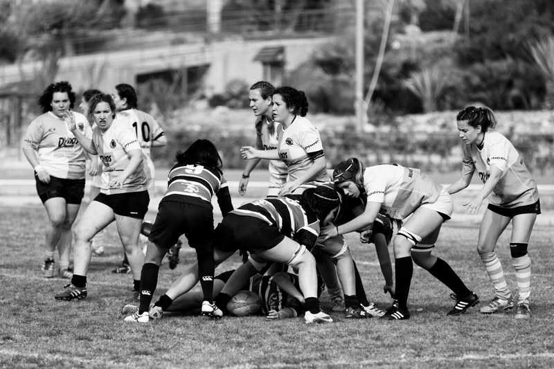a black and white shot of two teams of females playing a competitive game of rugby, rugby femenino 4k