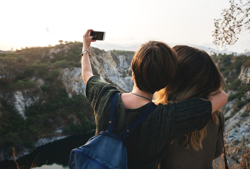 woman female friends and camera 4k
