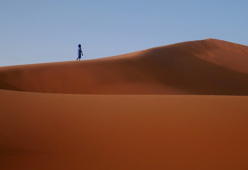 sand dune desert and sky 4k