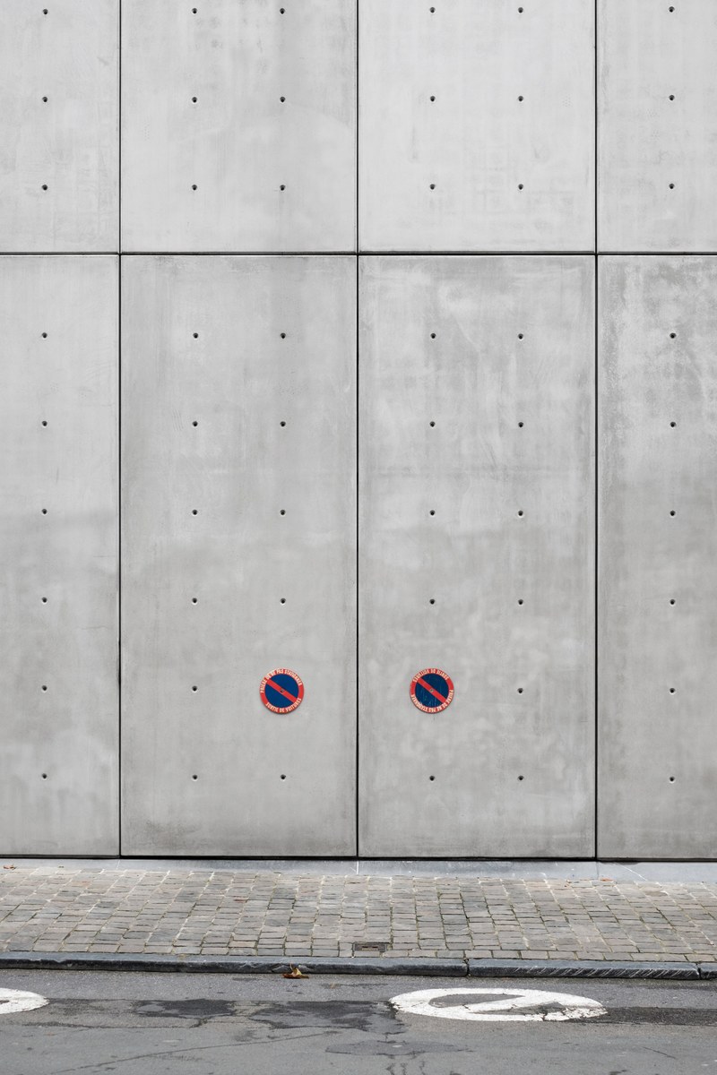 concrete wall opening and no parking space 4k