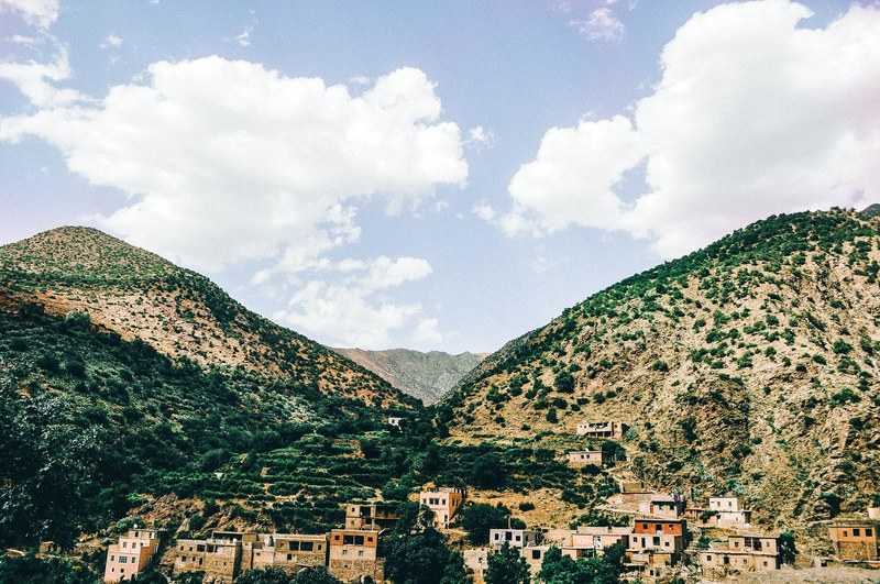 desert village sits in the valley between two rocky hills, village in the valley 4k