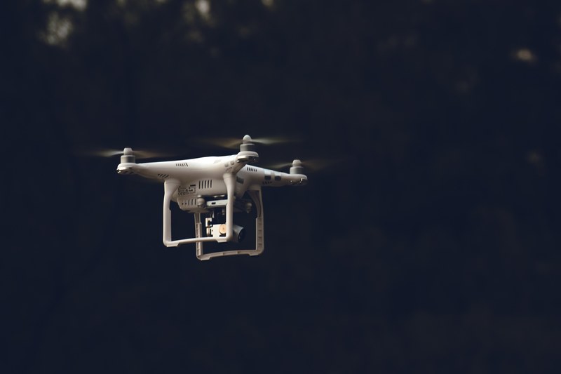 a dji phantom drone in flight, dji phantom 4k