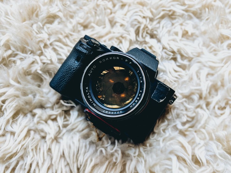 camera lens rug and white 4k