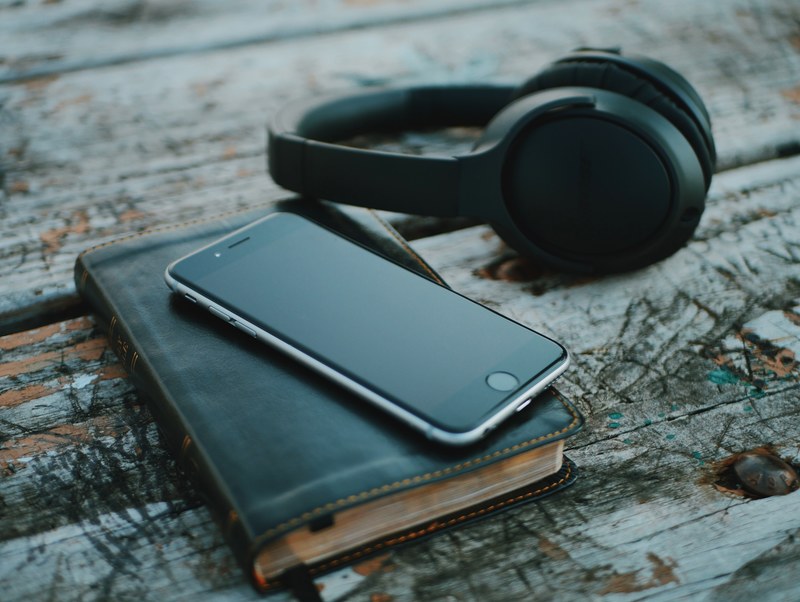 iphone headphone book and wood 4k