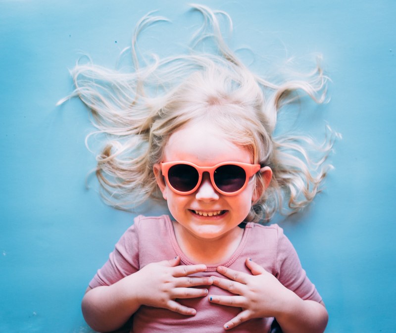 sun glass girl and little girl 4k