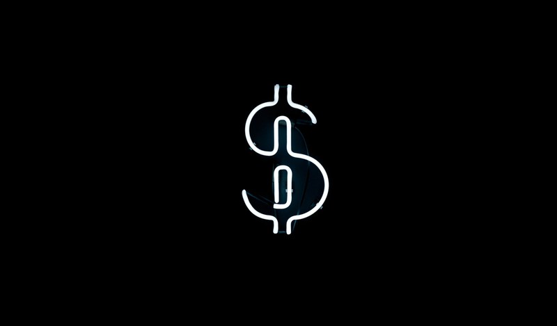 a white neon in the shape of the dollar sign at night, neon dollar sign 4k