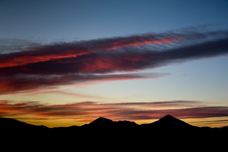 silhouette mountain range at silverthorne with a clear blue and yellow dawn or dusk sky and scattered dark and pink cloud, _mountains and a colorful sky 4k