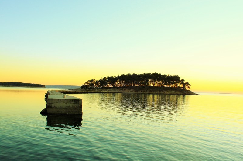 quiet summer view of the horizon featuring an island in solitude surrounded by quiet lake, plantation island on quiet lake 4k