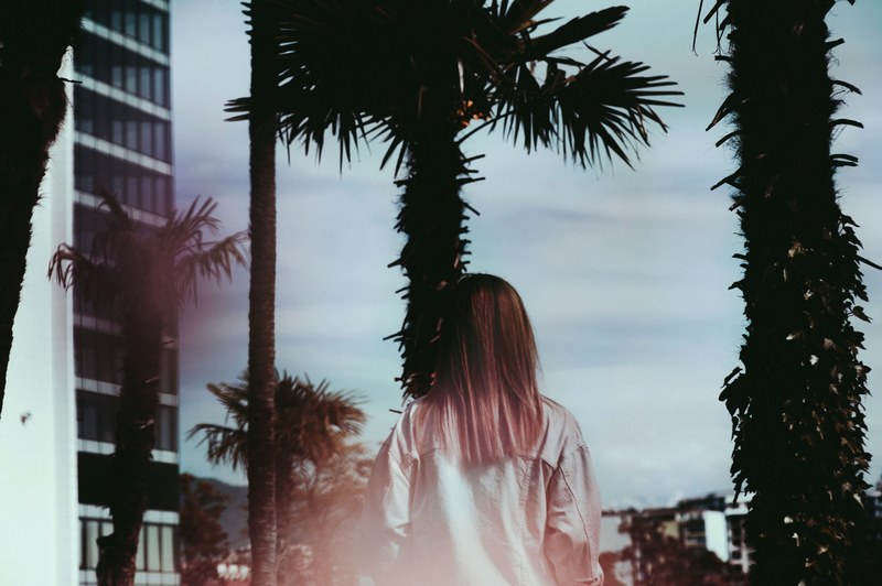 pink hair with palms 4k