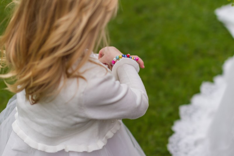 girl and her beads 4k