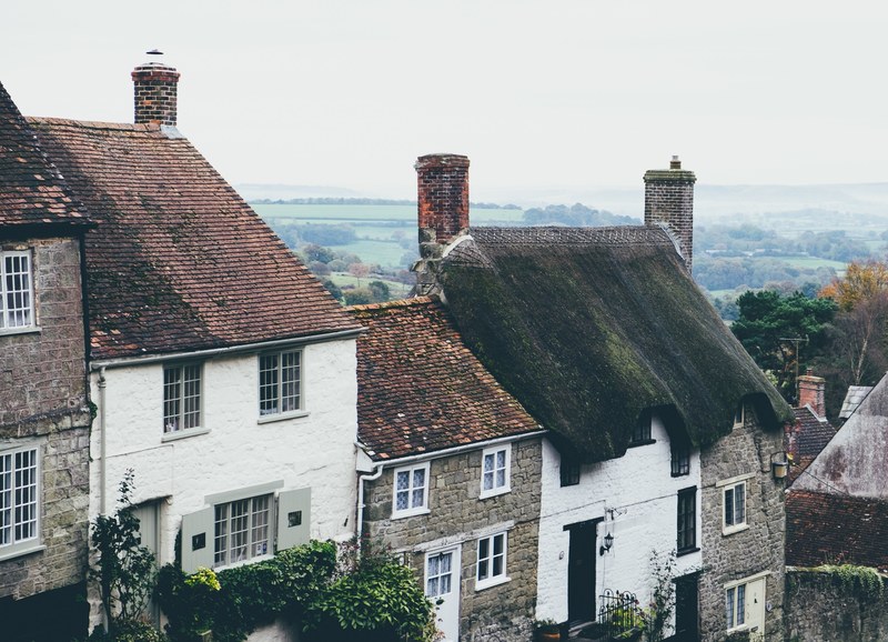 village view of houses and cottages with chimneys and thatched roofs in gold hill, gold hill houses 4k