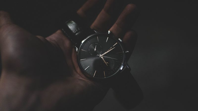 wrist watch, dial, hand, dark, 4k