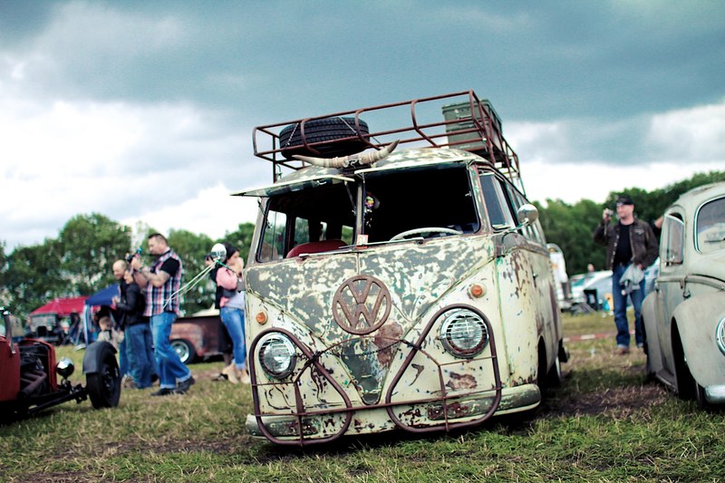 people view rusted vintage volkswagon bus at a car show, _vintage volkswagon car show 4k
