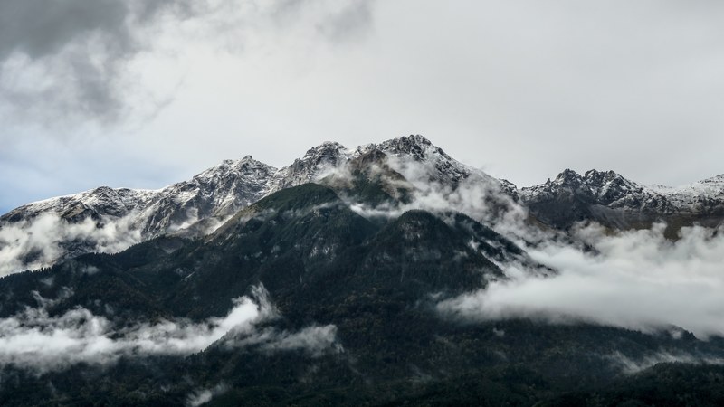 thick clouds over wooded mountain slopes in innsbruck, dont feel bad 4k