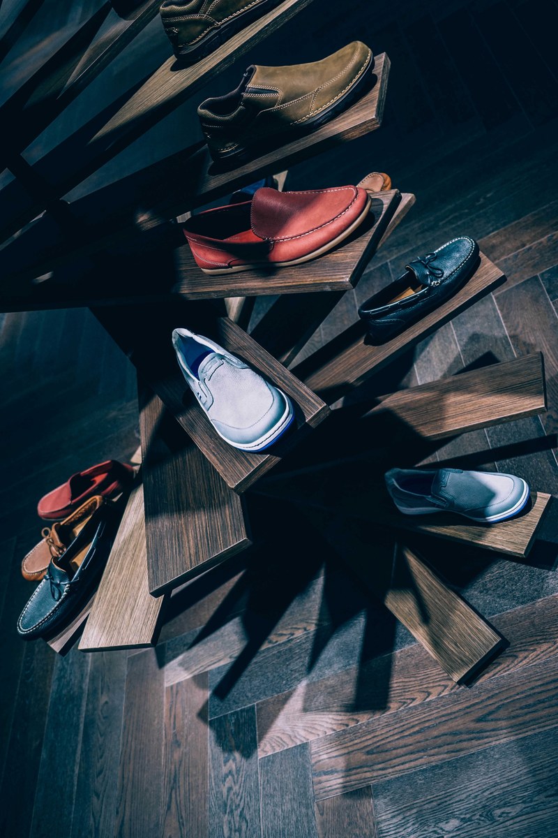 various shoes on display at a store, _modern shoe display 4k