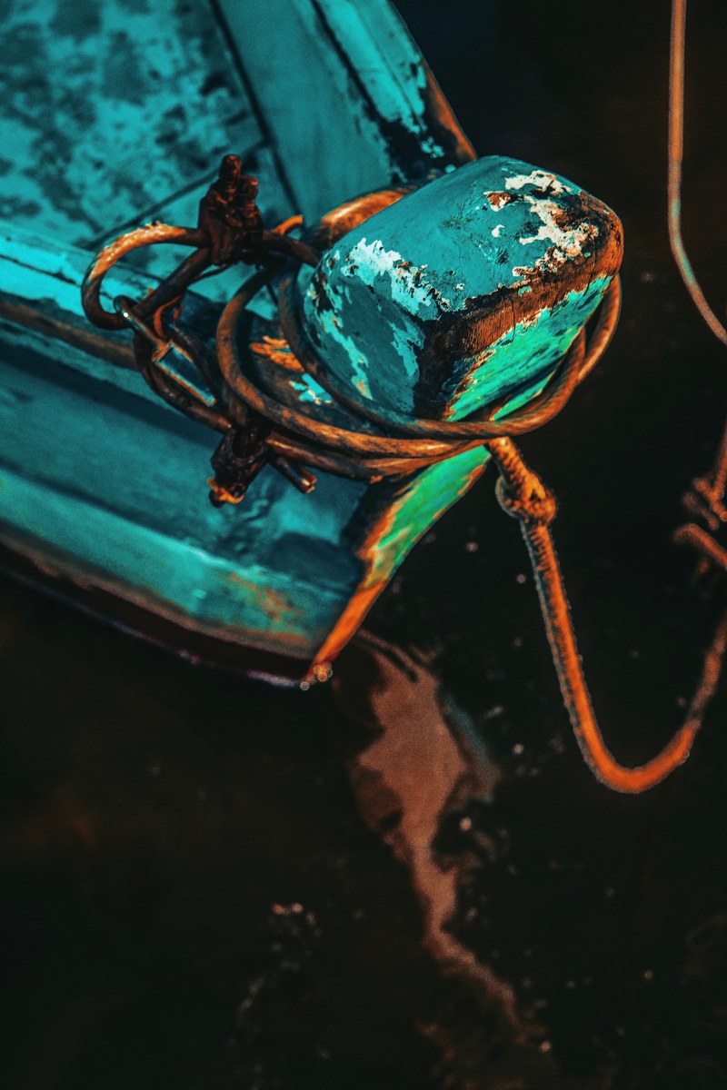 a blue boat with a rope tied around the front in cianorte, cianorte blue boat 4k