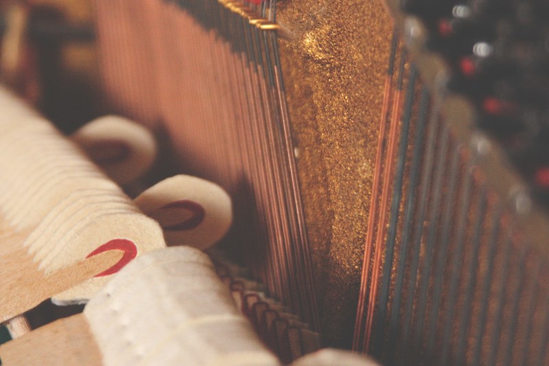 a grainy close up of piano hammers, piano hammers in close up 4k