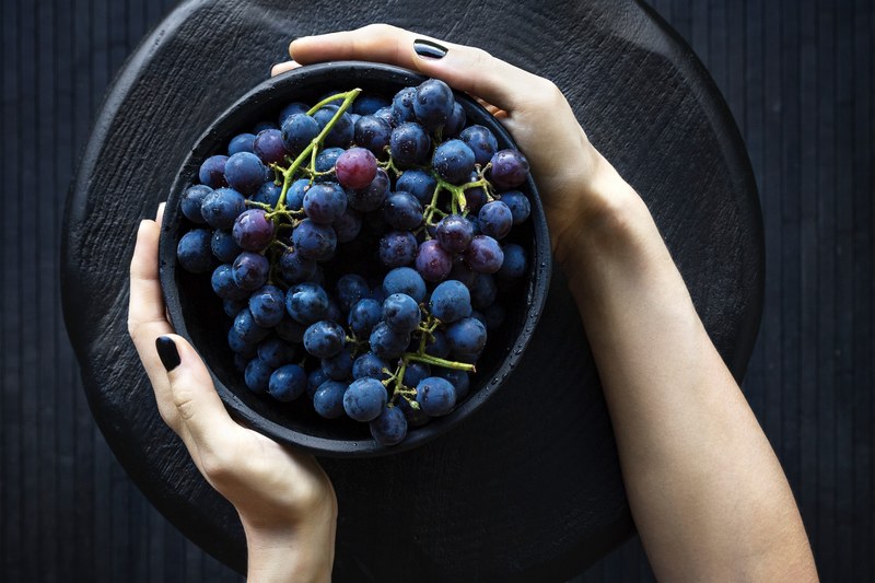 hands hold a healthy bowl of fresh grapes, bowl of grapes 4k