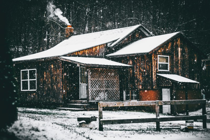 a cabin in the woods during the winter with snow over the roof, classic winter cabin 4k