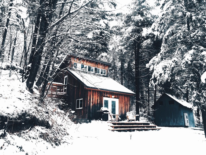 a wood cabin in a snowy winter forest, a wood cabin in the snow 4k