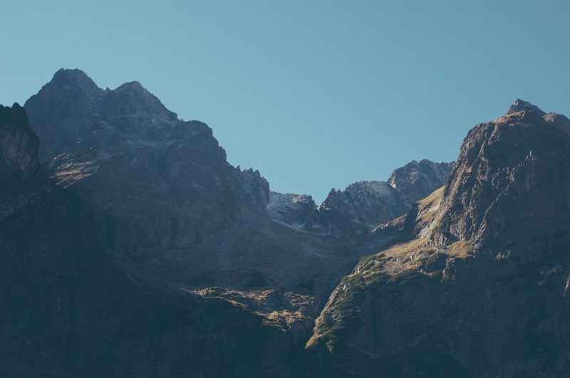 sharp craggy ridges under a blue sky in the tatra mountains, craggy mountain peaks 4k