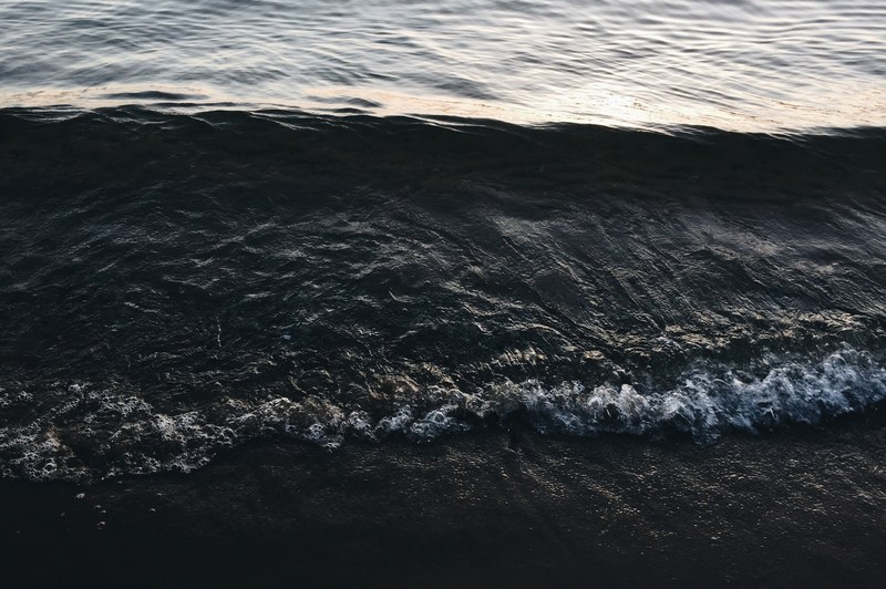 a black and white photo of the ocean waves, never say never 4k