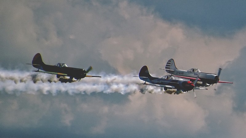 wwii era propeller planes at an airshow emitting smoke trails, _wwii propeller planes 4k