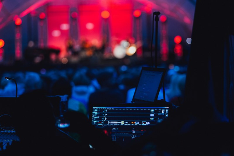 band show stage and red 4k