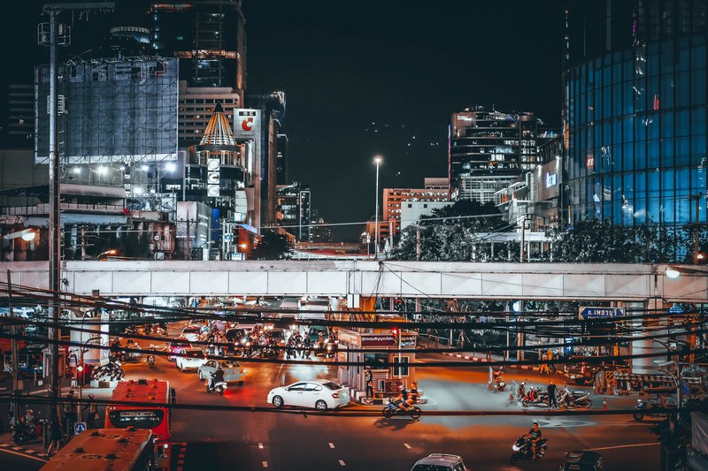 a busy intersection in bangkok at night, lost in the city lights 4k