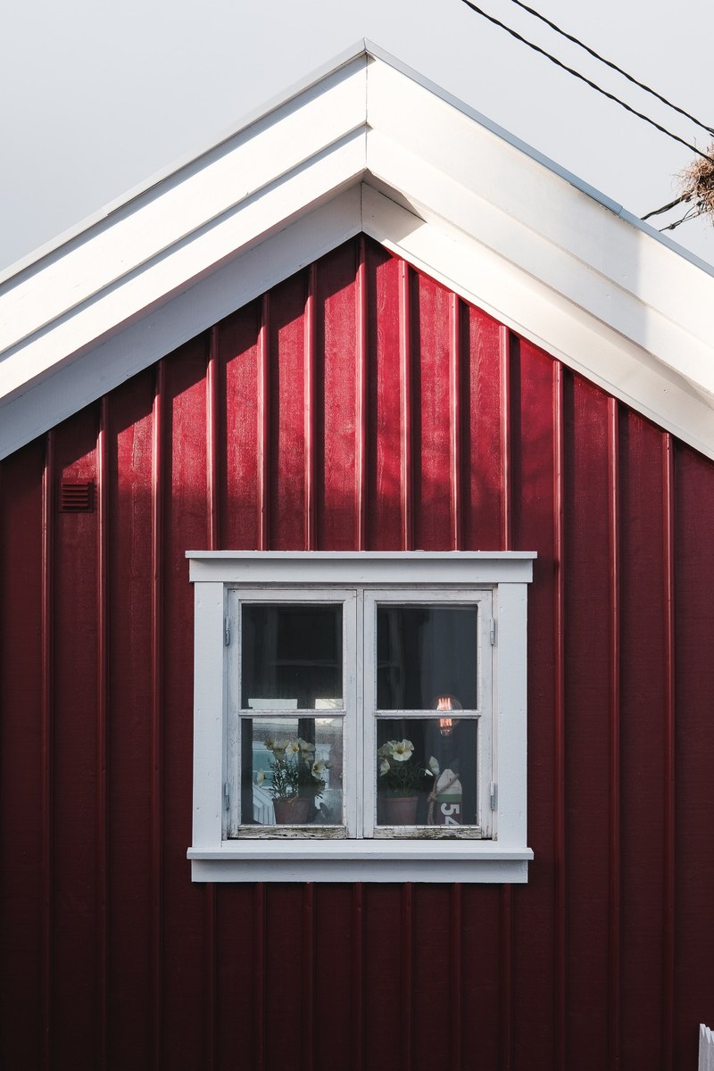 red cabin 4k
