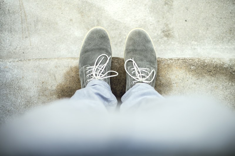feet shoes grey and laces 4k