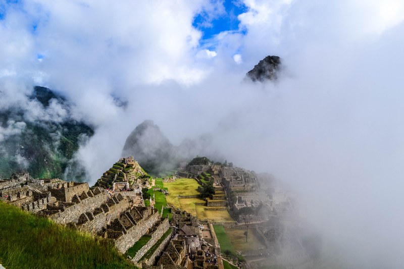 clouds cover the ruins of machu picchu, cloudy machu picchu 4k