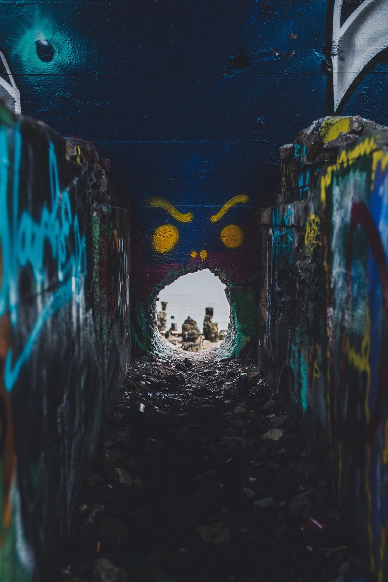 wall tunnel architecture and graffiti hd, 4k