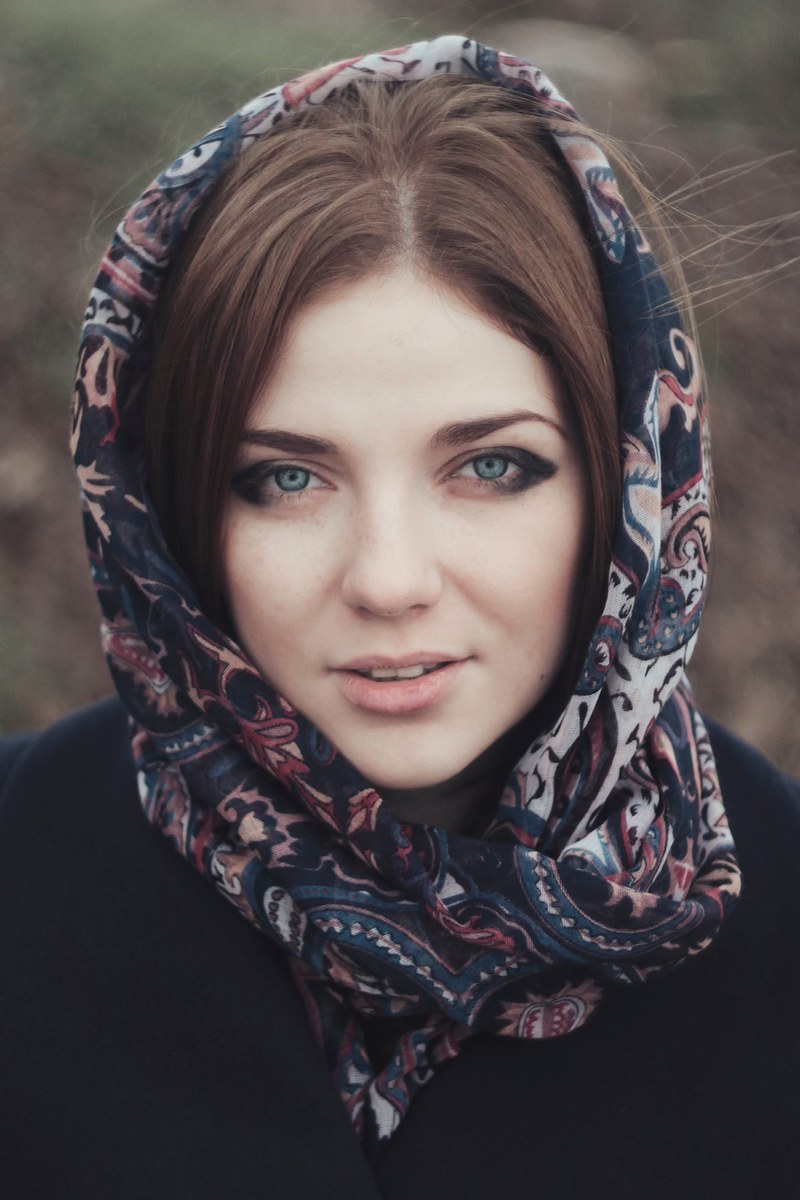 woman with head wrapped in a scarf smiling, head scarf 4k