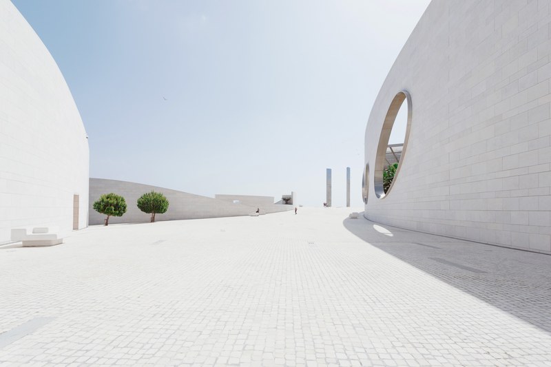 a white cobbled driveway near a large building on a bright day, white cobbled driveway 4k