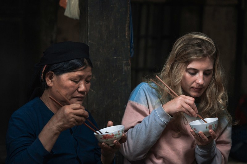 a beautiful foreign girl use choptick 4k