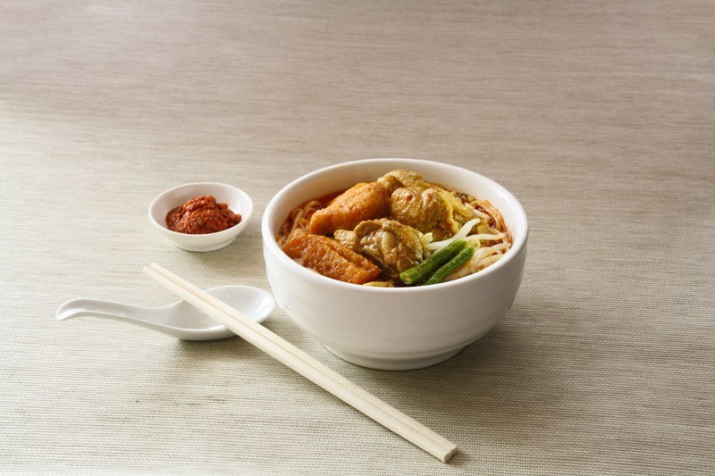 asian noodle dish with curry paste chicken and green onions, lan jie famous curry noodles 4k