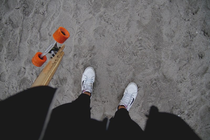 feet beach skateboard and longboard 4k