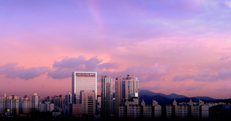 pink and purple sunset over a metropolitan area, metro purple sunset 4k
