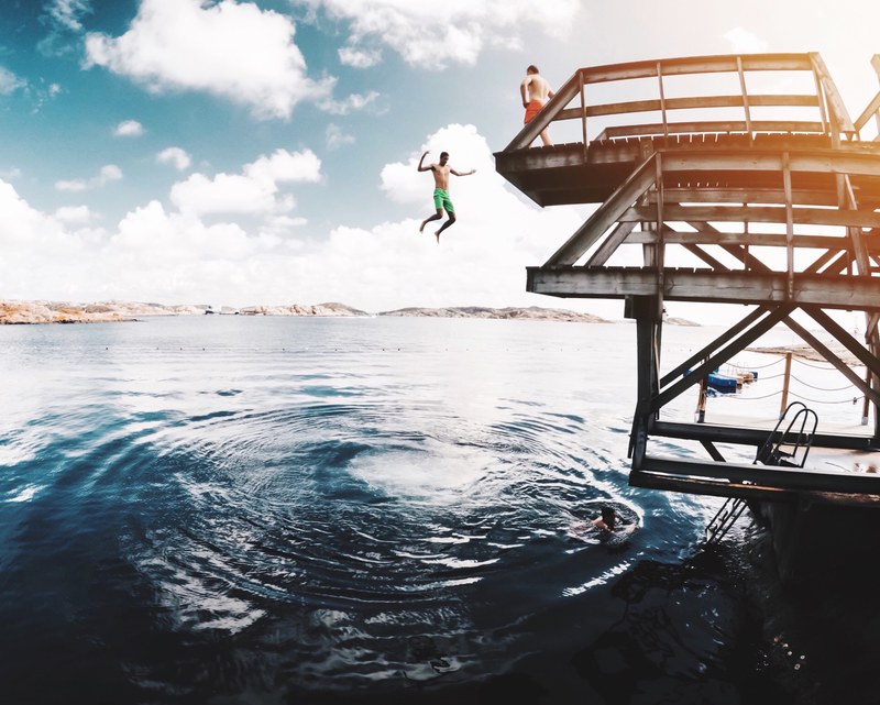 people diving into the ocean, _people diving water 4k