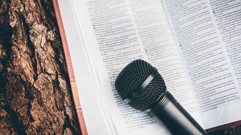 a microphone and bible resting on a tree stump, praise and worship louvor e adoraco 4k