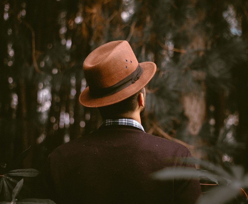 a man wearing a brown hat and black dress jacket in nova york texas, business man in nova york 4k