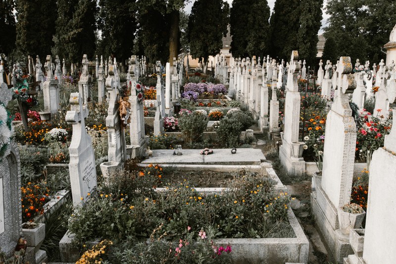 graveyard cemetary grave and tombstone 4k