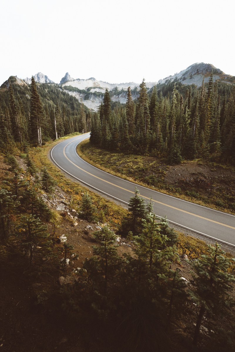 a curve in an asphalt road in the mountains, mountain road curve 4k