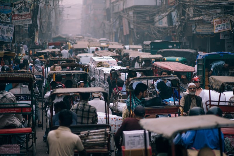 a street full of auto rickshaws in new delhi, crowded new delhi street 4k