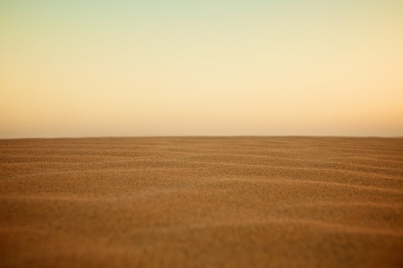 symmetrical view of the sand and sky in a dry desert, sand and sky 4k