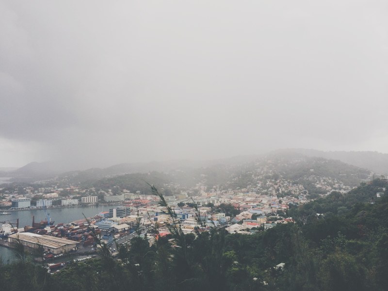 fog shrouds a crowded cityscape on a cloudy day, foggy cityscape 4k