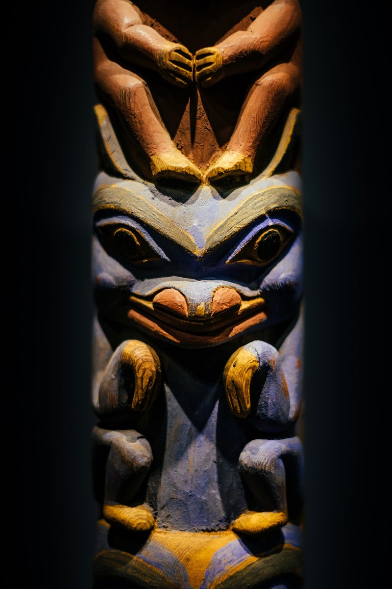a scary totem pole made of wood in a museum in muse dethnographie de genve meg, scary totem in museum 4k