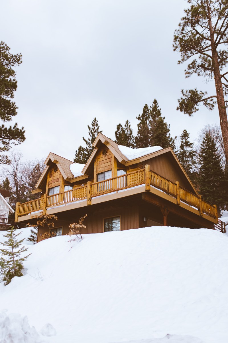 a large outdoor cabin with a wrapped deck at big bear mountain resort in california, california ski resort 4k