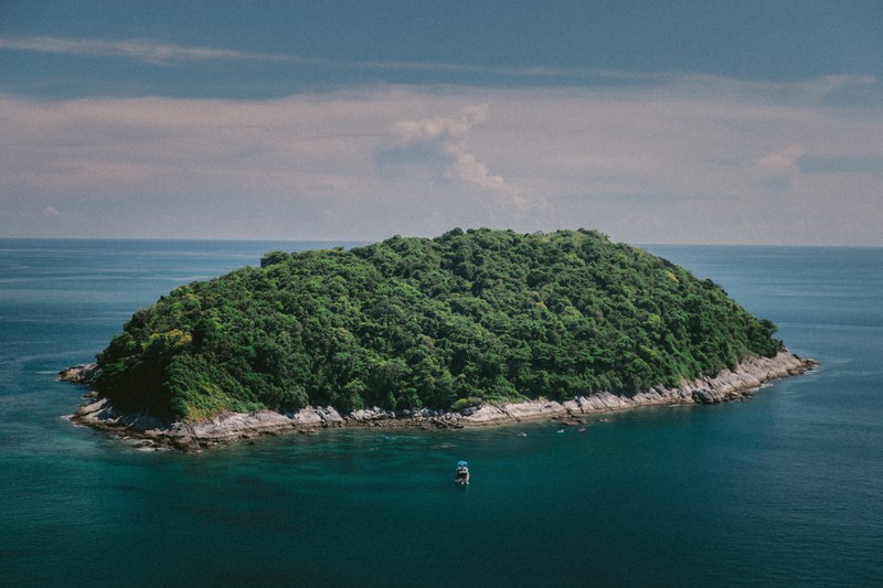 a single boat anchored outside of a small island covered with trees, the isle 4k